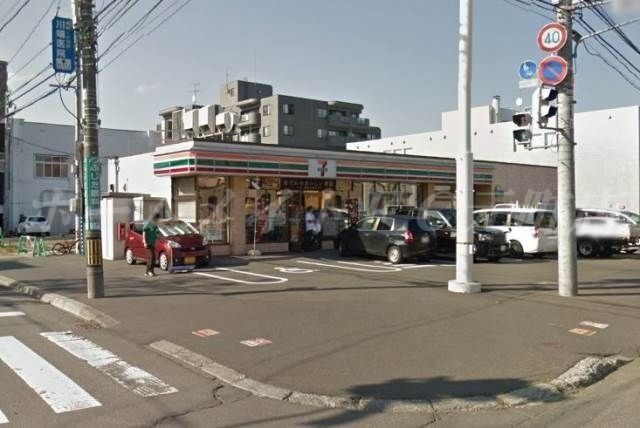コンビニ　セブンイレブン東札幌5条店（コンビニ）まで239m
