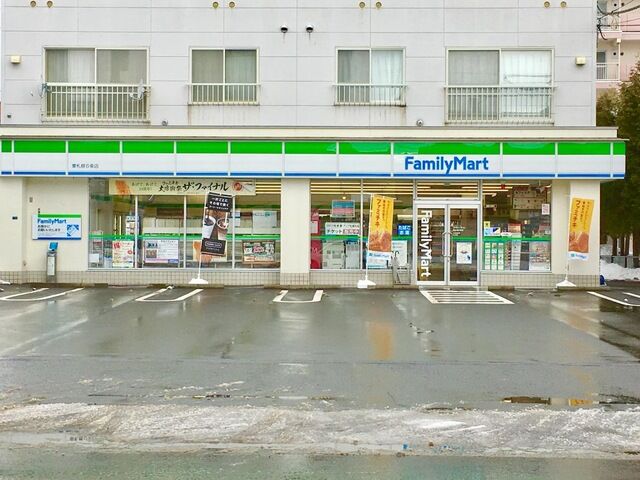 コンビニ　ファミリーマート東札幌店（コンビニ）まで302m