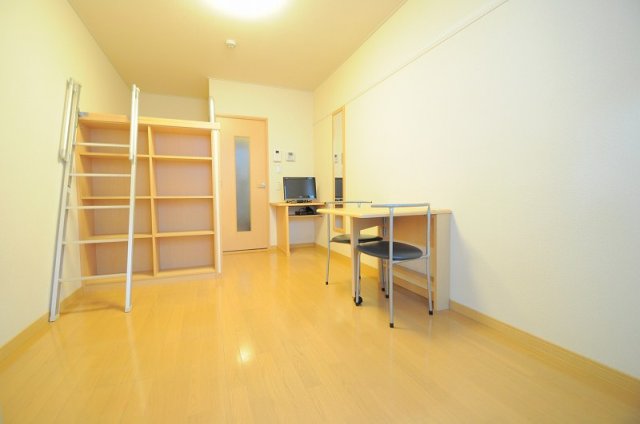 居室・リビング　開放感のある空間です（1Ｆフローリング）