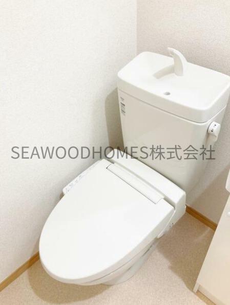 トイレ　ほっと落ち着ける、白基調のクリーンな空間。