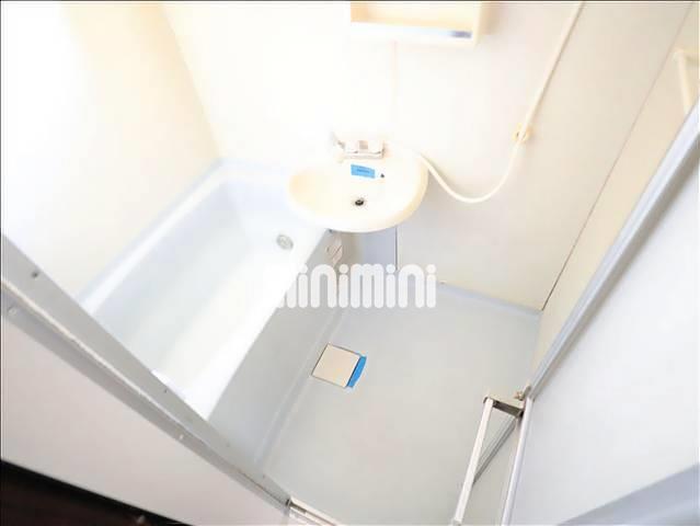 バス・シャワールーム　窓があり明るい浴室。