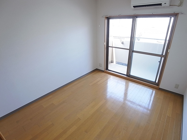 居室・リビング　広々とした室内は非常にキレイです