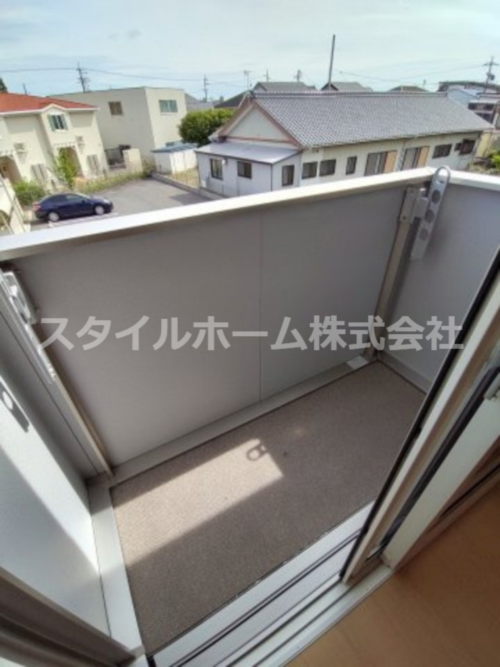 バルコニー　開放的で明るい空間を演出してくれるバルコニーです