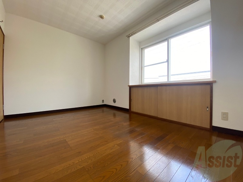 その他部屋・スペース　寝室はこちらです。光が差し込む、温かみのあるお部屋です。