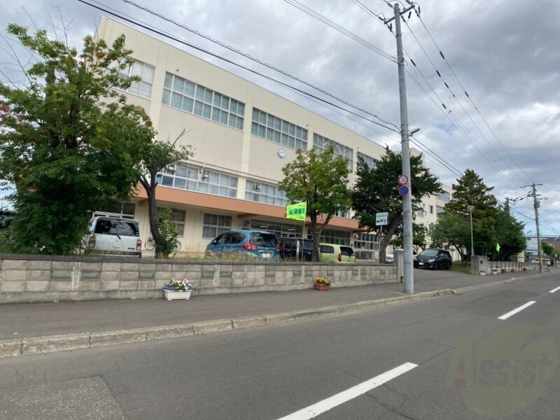 中学校　札幌市立新川中学校（中学校）まで348m