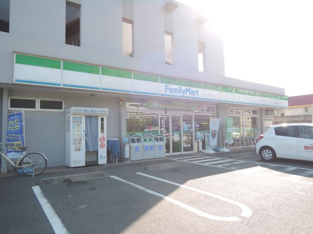 コンビニ　ファミリーマート（コンビニ）まで690m