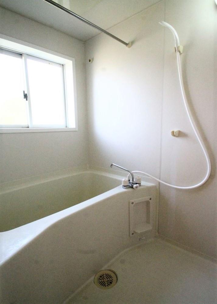 バス・シャワールーム　窓もあるので換気がらくらくです