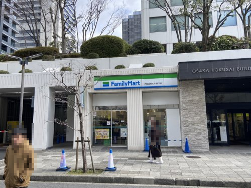 コンビニ　ファミリーマート　大阪国際ビル西口店（コンビニ）まで75m