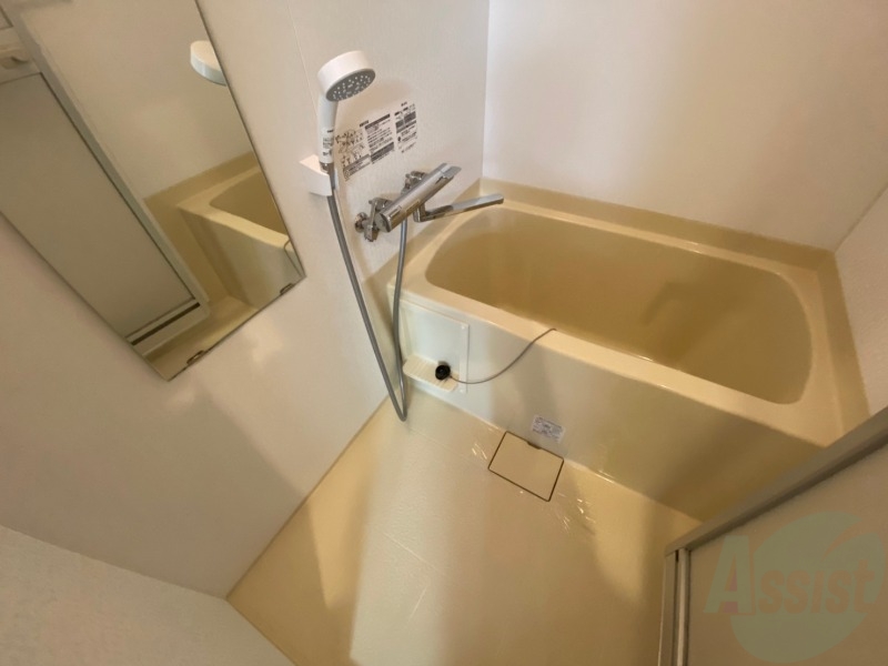 バス・シャワールーム　バスルームは狭すぎず、シャワーも浴びやすそうです。