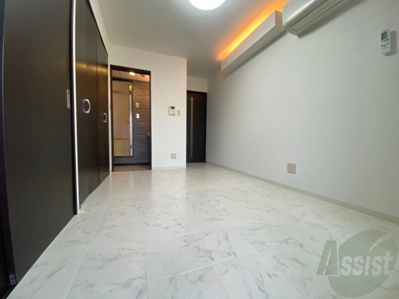 居室・リビング　８帖の洋室が広がっています。シックで落ち着きのあるお部屋。