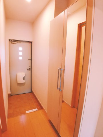 玄関　明るい玄関にはシューズクローク付き★