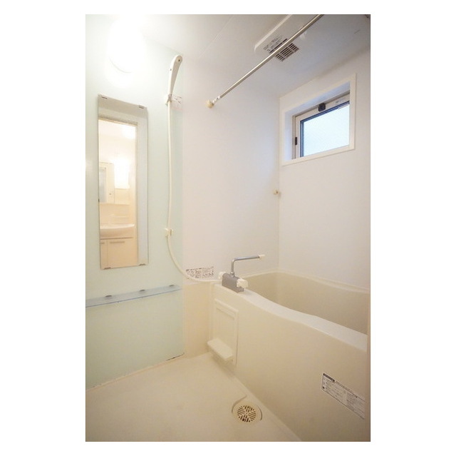 バス・シャワールーム　小窓は日中の換気に便利