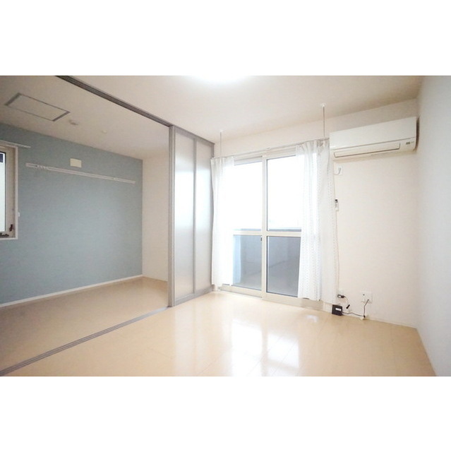 居室・リビング　明るい日差しの室内