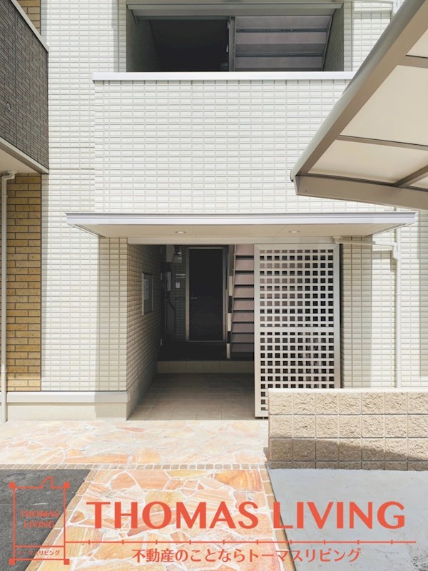 エントランス　玄関は中に入り込む屋根付き廊下仕様です。