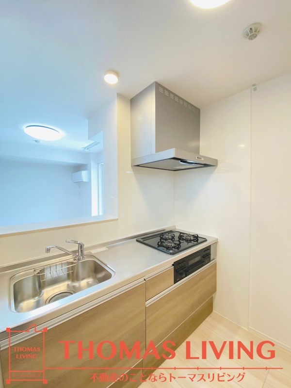 キッチン　３口コンロやグリルの備わったシステムキッチンです。