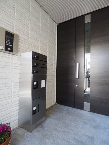 エントランス　オートロック完備でセキュリティ面も安心。