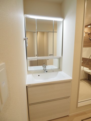 洗面設備　重宝する3面鏡タイプ！