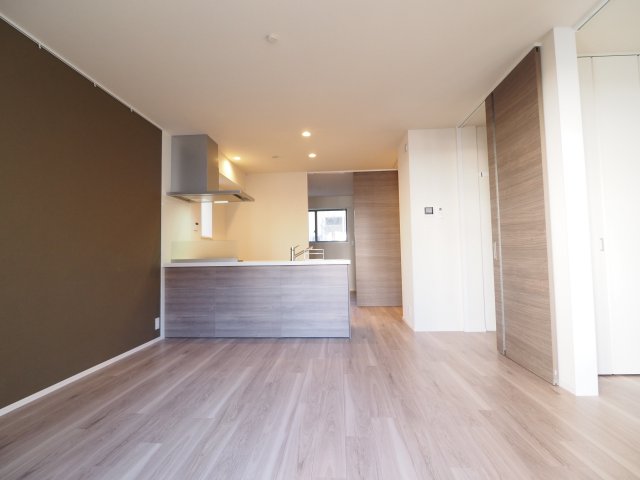 居室・リビング　キッチンからもお部屋に目が届きやすい仕様です♪