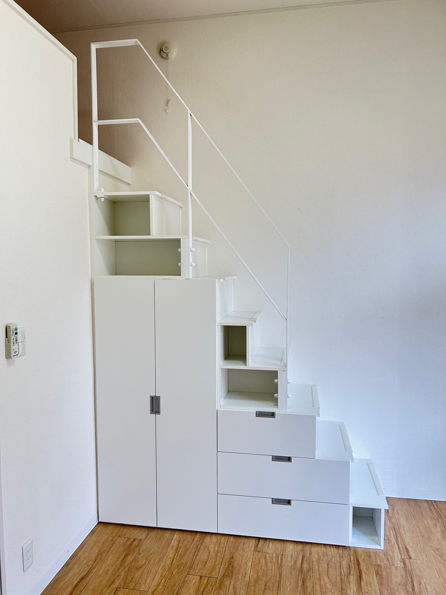 居室・リビング　ロフト収納付き梯子