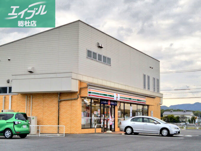 コンビニ　セブンイレブン総社岡谷店（コンビニ）まで704m