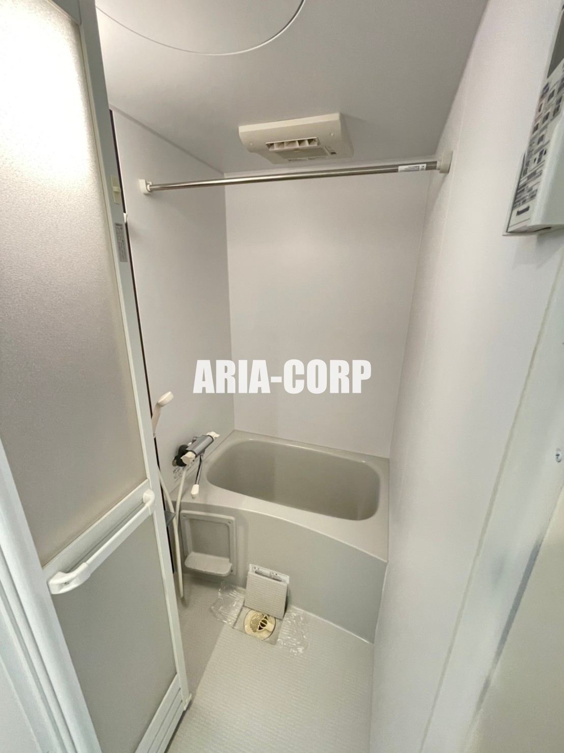 バス・シャワールーム　浴室乾燥機付き。カラーパネル採用でお洒落なバスルームです。