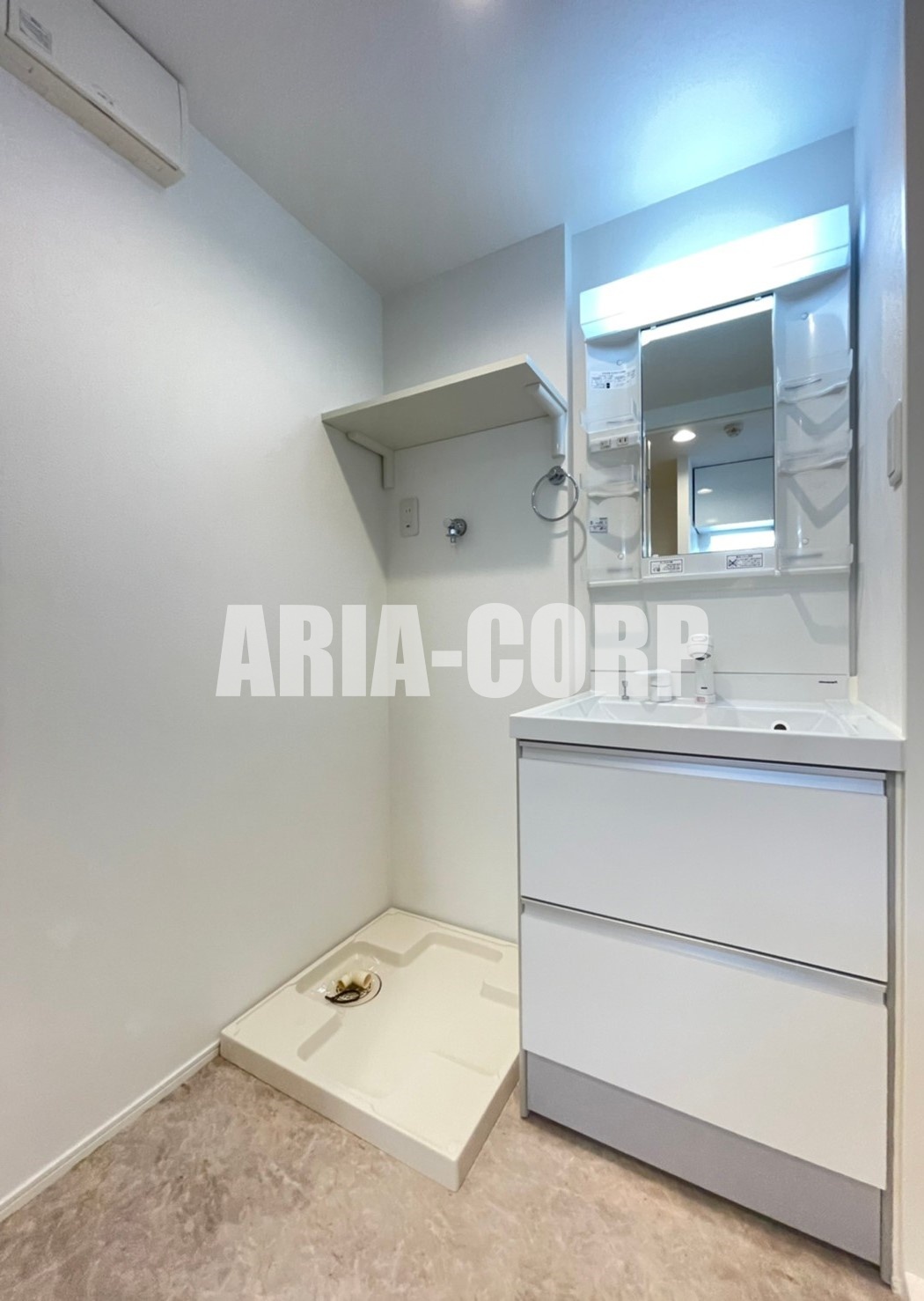 洗面設備　独立洗面台はシャワーヘッドタイプで洗髪や手入れに◎です