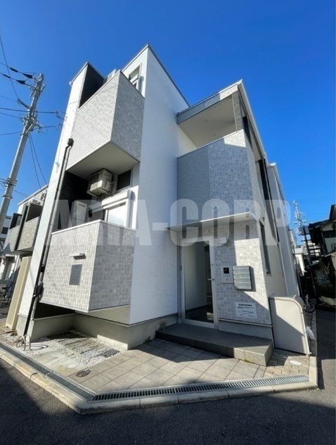 建物外観　2018年完成、大手ハウスメーカー施工のデザイナーズアパート