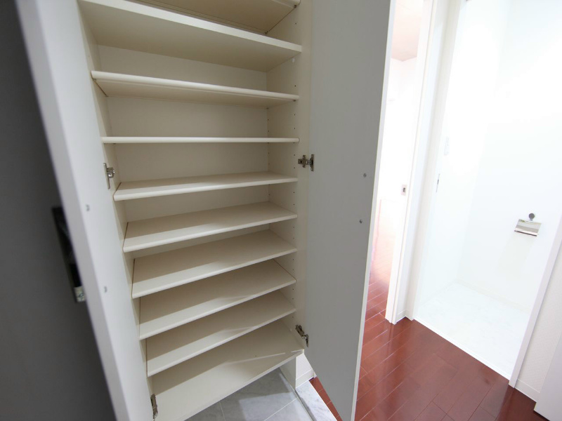 玄関　玄関　シューズボックス付（収納充実してます）