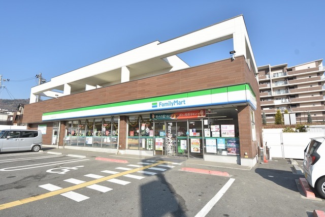 コンビニ　ファミリーマート　彩都粟生南（コンビニ）まで37m