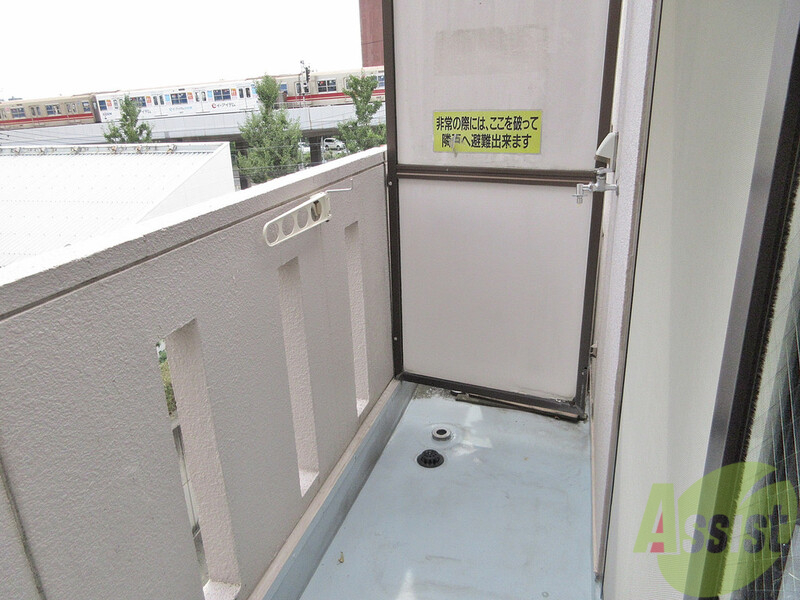 バルコニー　洗濯物の外干ができることも嬉しいですね。日当たり良好です