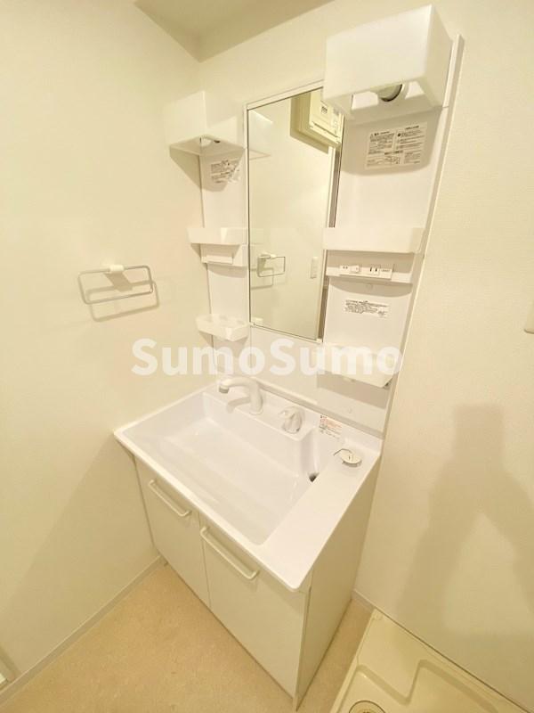 洗面設備　ゆったりとスペースのある洗面所