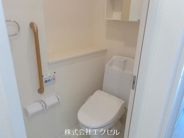 トイレ　温水洗浄暖房便座付きです。