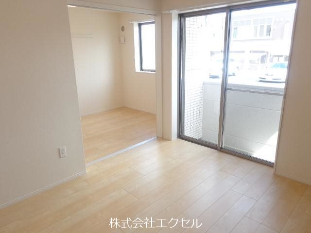 居室・リビング　明るいリビングです。