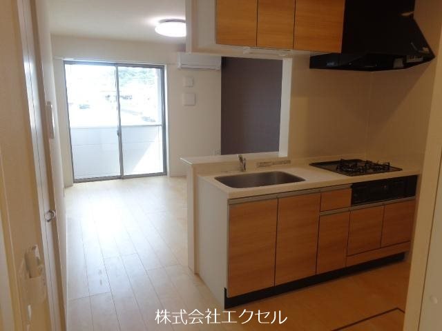 キッチン　3口コンロ付きのシステムキッチンです。