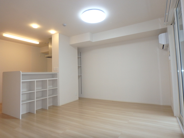 居室・リビング　白が基調のお洒落なお部屋