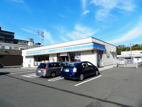 コンビニ　ローソン 登別若山町店（コンビニ）まで742m