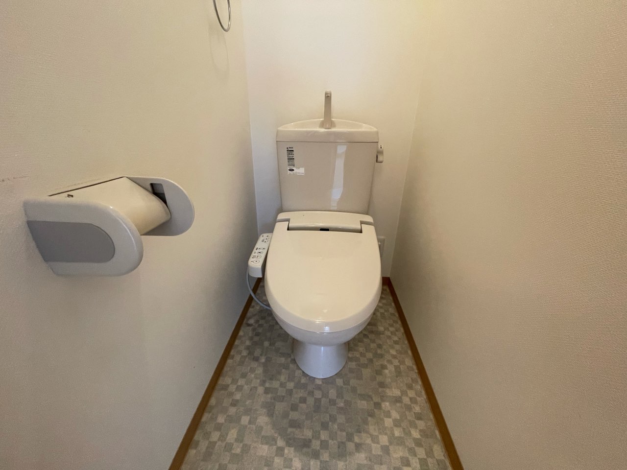 トイレ　温水洗浄便座機能付きのトイレです♪