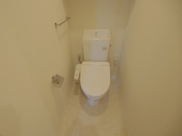 トイレ　※同物件別部屋の写真です。 ※内装の色味に相違がある場合は現