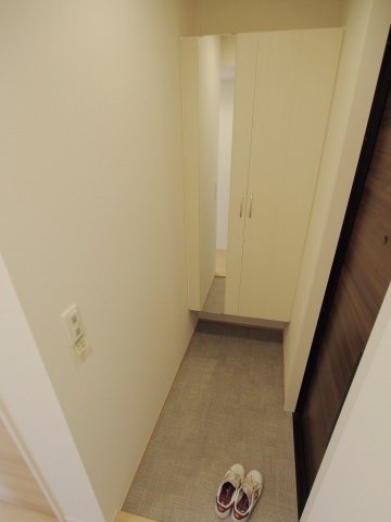 玄関　※同物件別部屋の写真です。 ※内装の色味に相違がある場合は現