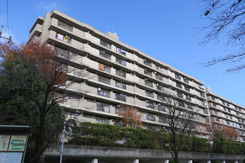 建物外観　前面に棟がないので陽当たり良好です