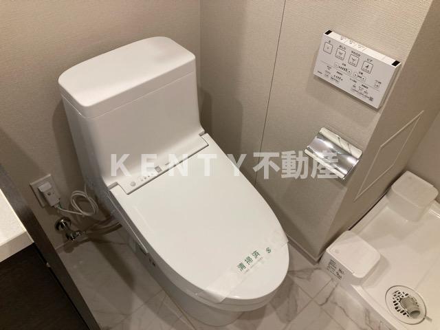 トイレ　落ち着いた色調のトイレです