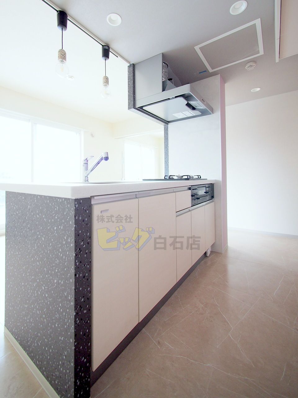 キッチン　人気の対面式システムキッチンです♪