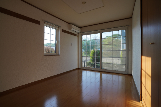 居室・リビング　同じ建物の別のお部屋