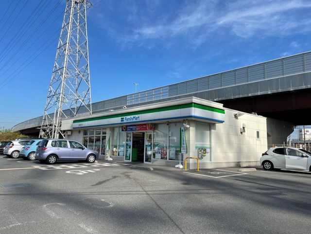 コンビニ　ファミリーマート（コンビニ）まで600m