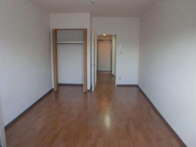 居室・リビング　洋室11帖。クローゼット付きです。