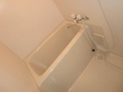 バス・シャワールーム　全面白色を基調とした浴室です。