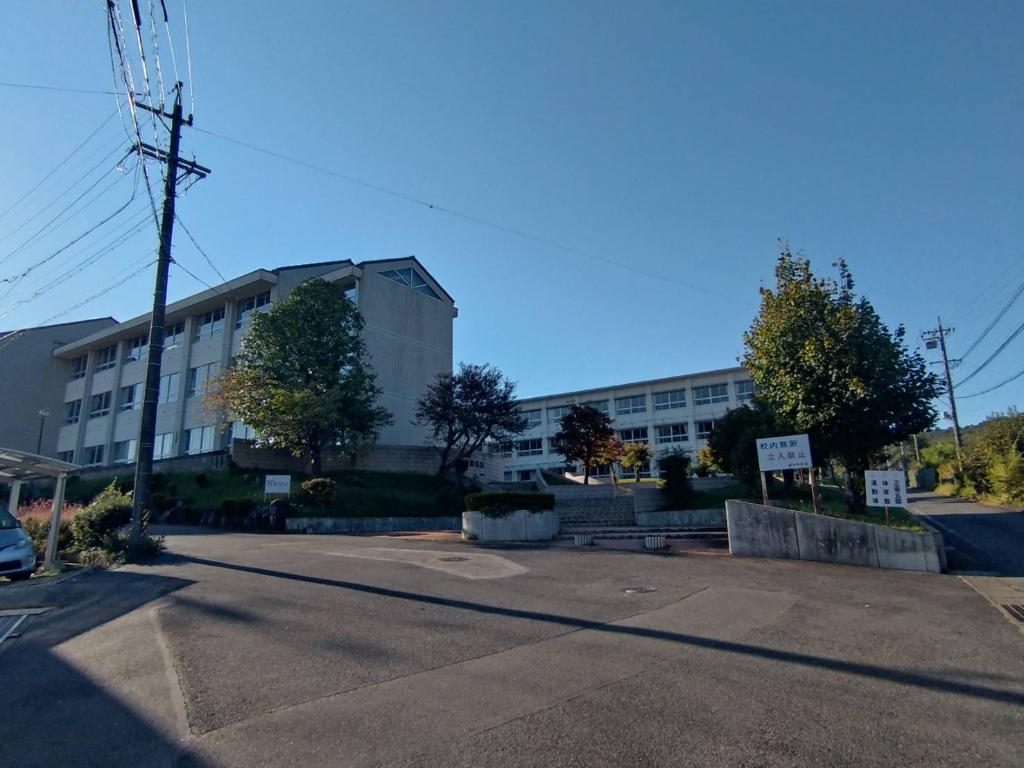 中学校　土岐市立泉中学校（中学校）まで827m