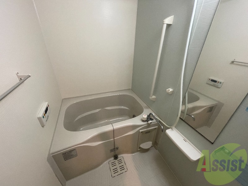 バス・シャワールーム　広さもあり、アクセントパネルがある浴槽はオシャレですね。