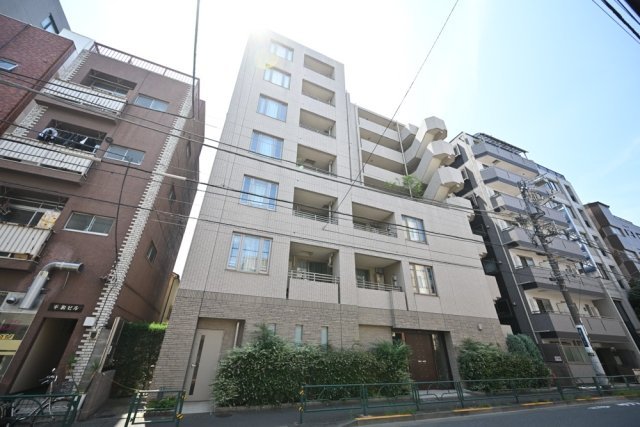 建物外観　鉄筋コンクリート造のがっちりとした建物。