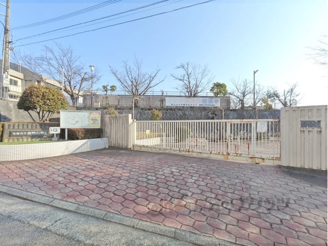 中学校　宝塚市立御殿山中学校（中学校）まで1400m